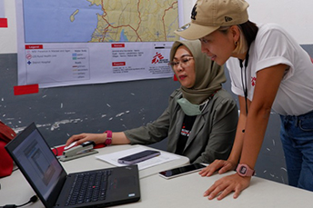 フィリピンの現地スタッフと仕事を進める © MSF