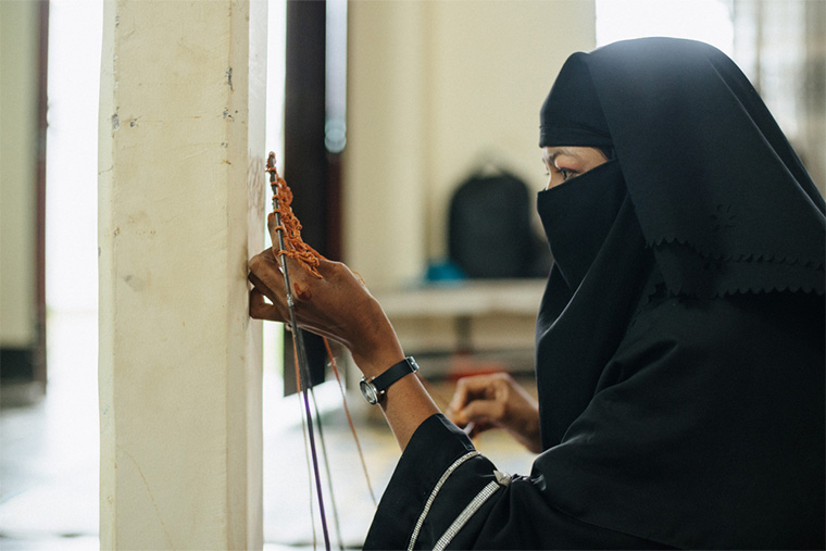 編み物をするロヒンギャ女性、ヌール・サバーさん　Ⓒ Victor Caringal/MSF 