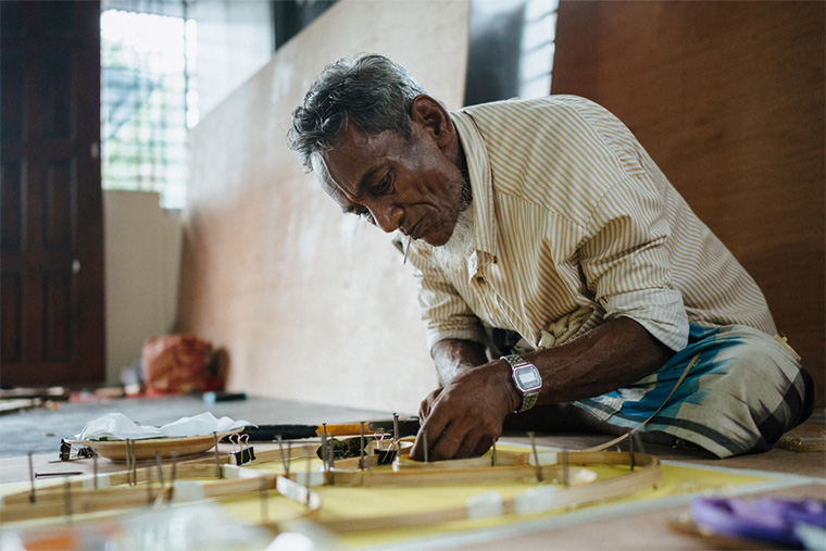 タロイモの葉をモチーフにした作品を制作する、ヌルル・イスラムさん　Ⓒ Victor Caringal/MSF