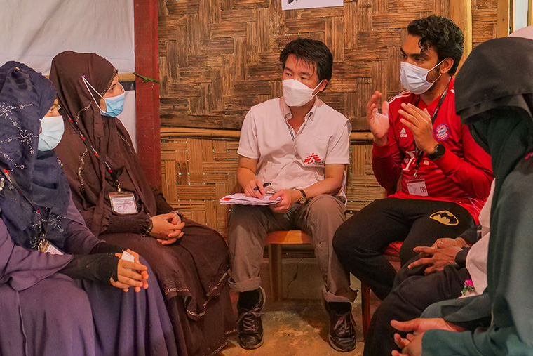 医療通訳者（写真右）を介し、ボランティアスタッフとして活動するロヒンギャの女性たちに話を聞く　Ⓒ Elizabeth D. Costa/MSF