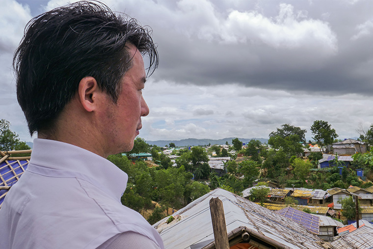 いまも多くのロヒンギャの人びとが暮らす、クトゥパロン=バルカリ難民キャンプを高台から見つめる　 Ⓒ Elizabeth D. Costa/MSF