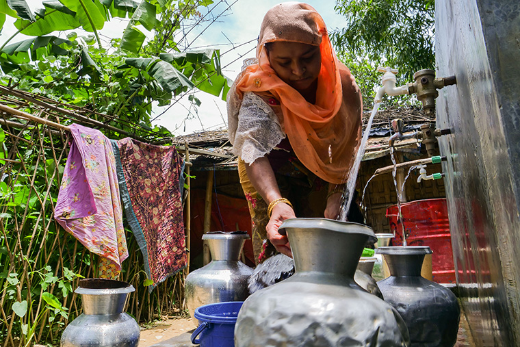 キャンプ内の給水所に水をくみに来た女性。清潔な水の供給も十分とはいえない　Ⓒ Elizabeth D. Costa/MSF