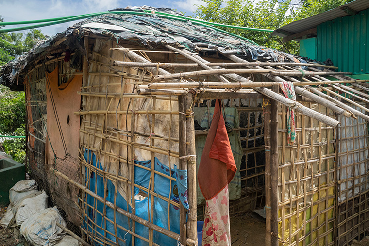 竹と防水シートで作られた仮設住宅。互いに密接し、過密な状態で人びとが暮らす　© Saikat Mojumder/MSF