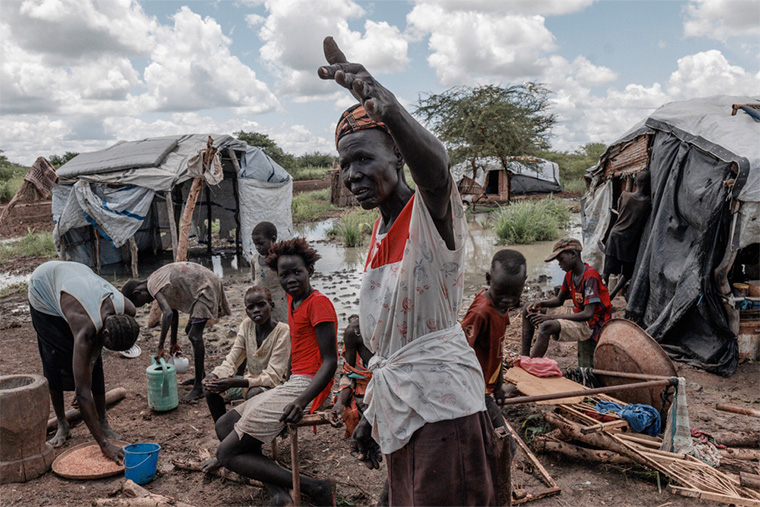 南スーダンで避難生活を送る一家=2023年8月 Ⓒ Sean Sutton/Panos Pictures