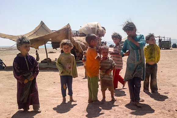 爆撃された国内避難民キャンプに留まる子どもたち＝2013年10月シリア・アレッポ県　© MSF