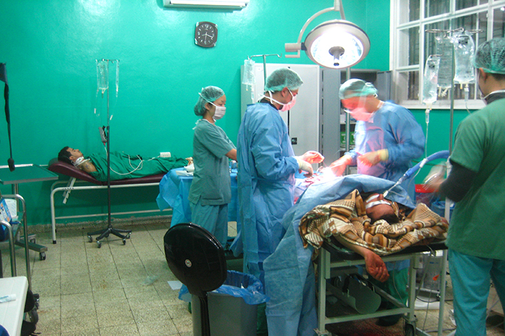 市場の空爆で負傷した患者を治療するアルサラマ病院の医療スタッフ　© MSF