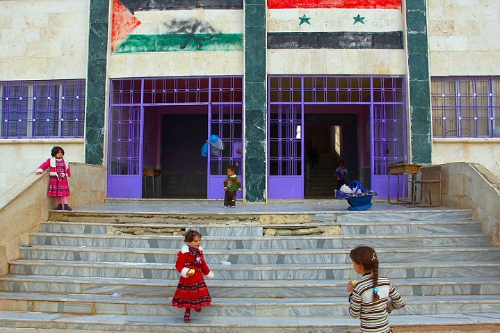 アレッポ県にあるMSFアルサラマ病院の前で遊ぶ子どもたち＝2013年　© MSF