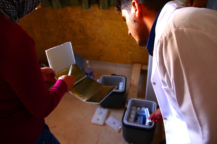 ワクチンは低温での管理と輸送が必要。温度計をチェックするスタッフ　© MSF