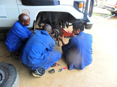 アフリカのマラウイで現地スタッフと<br> 車両整備を行う松本　© MSF