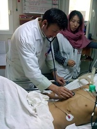 アフガニスタンのクンドゥーズ外傷病院で<br> 緊急対応に当たる中山　© MSF