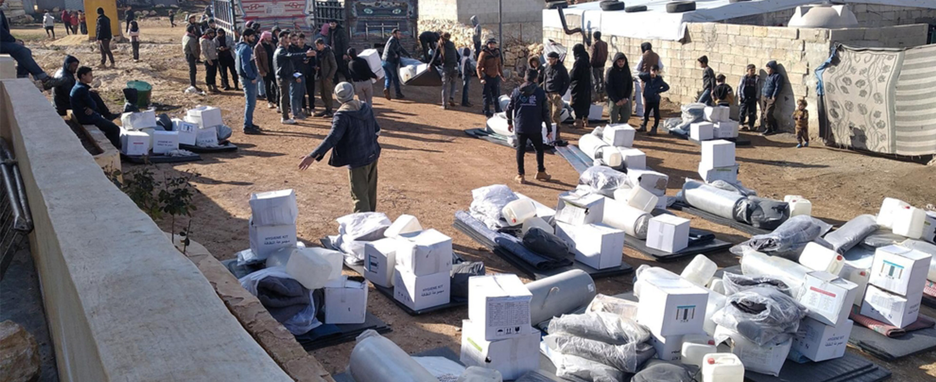 シリアでMSFは衛生用品、台所用品、防寒具、毛布などを含む270セットの救援物資をアフリン地区とアレッポ北部の避難所に届けた＝2月8日　Ⓒ MSF