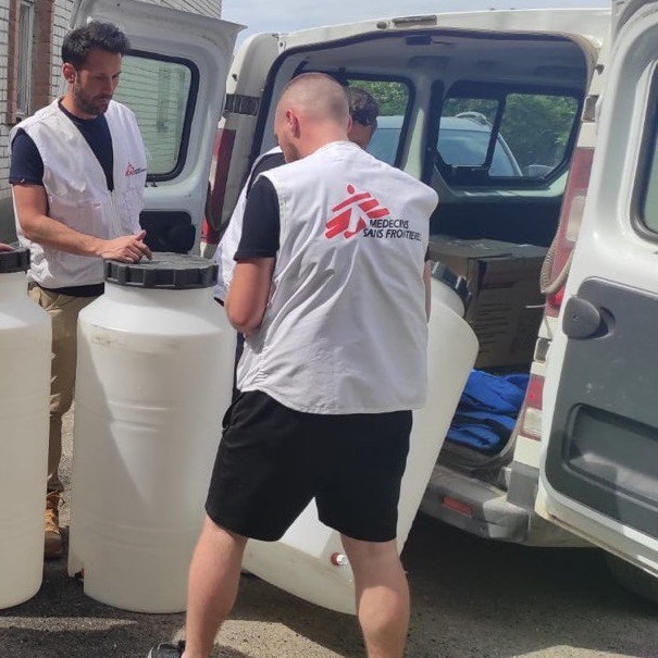 水タンクを運ぶMSFスタッフ © MSF