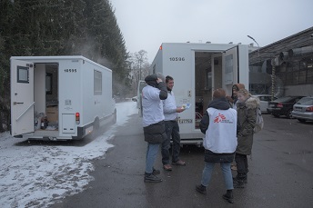 ポーランドへ避難する人びとへの医療援助のため、<br> ウクライナ・ポーランド国境地帯で移動診療を実施<br> =2022年3月　© MSF<br> <br> 
