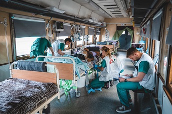 前線近くの病院から遠方へ患者を搬送する<br> 医療列車=2022年5月　© Andrii Ovod<br> 