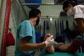 脚の手術を受けた患者のケアに当たるMSFの理学療法士<br> （キーウ）=2022年9月　© Hussein Amri/MSF