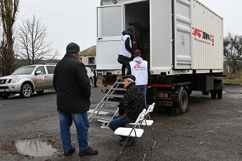 ヘルソンでの移動診療=2022年11月　<br> © Karin Ekholm/MSF