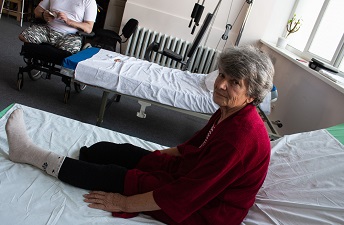 地雷で右足を失い、理学療法を受ける女性（ビンニツァ）<br> =2022年11月　© MSF/Nadiia Voloboieva